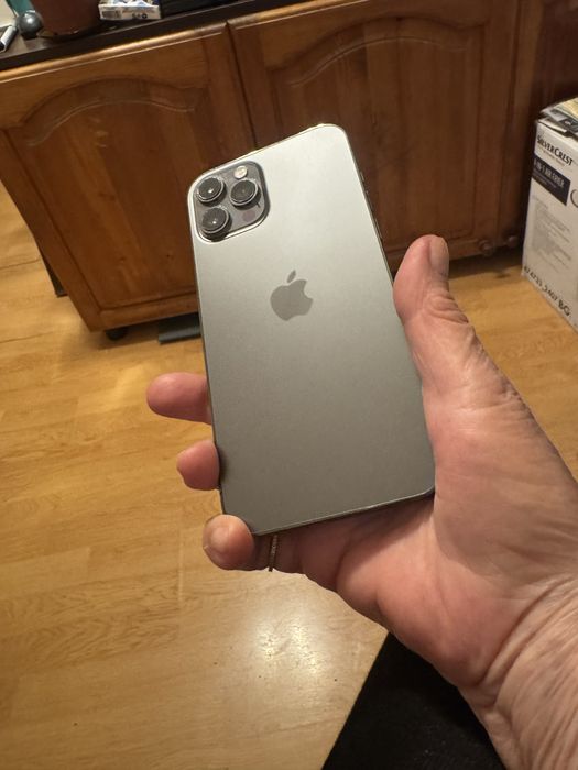 Телефон iPhone 12 Pro
