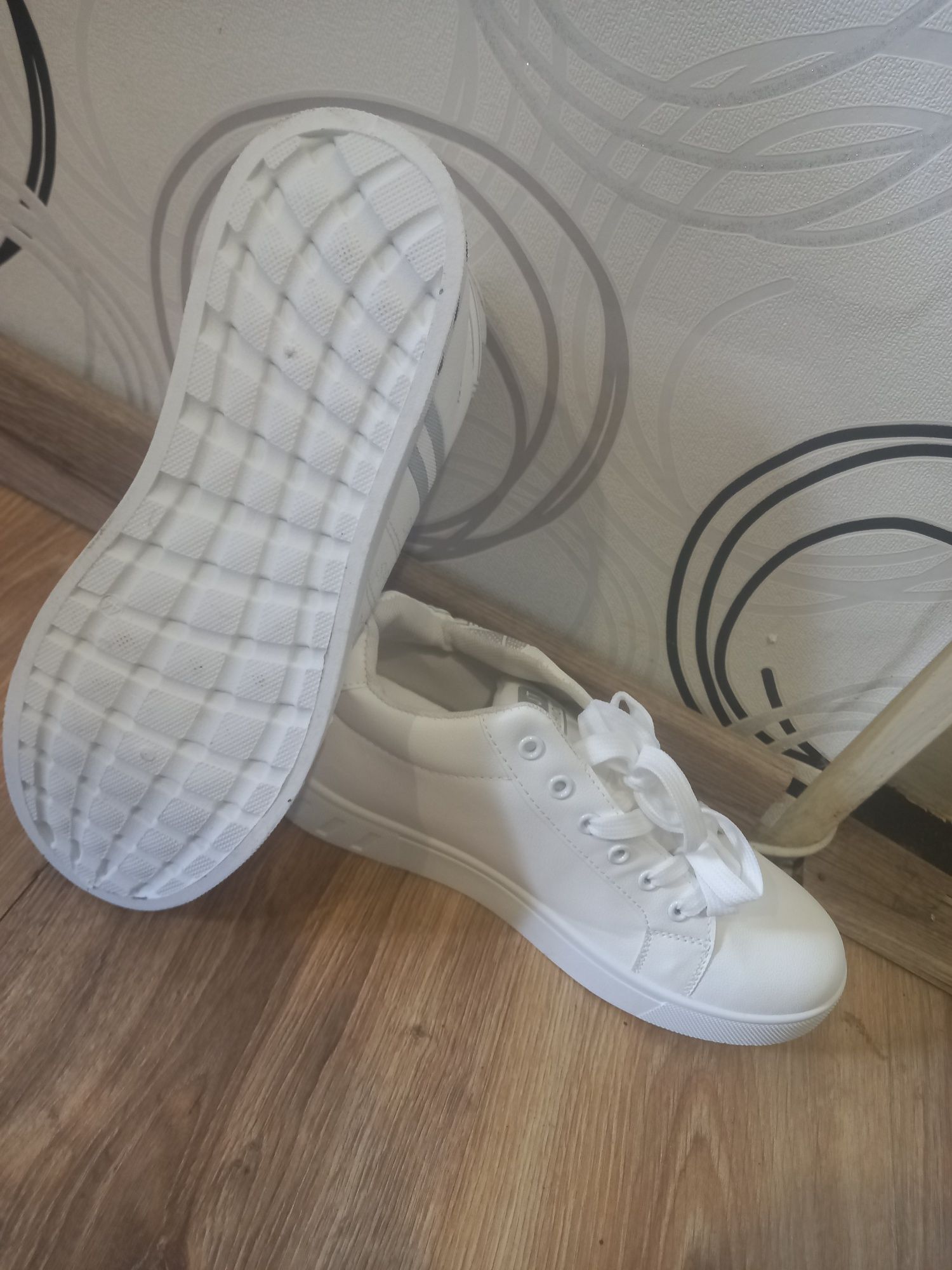 Бели обувки 43номер