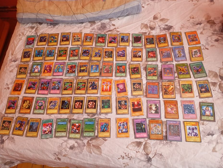 83 броя Югио карти.