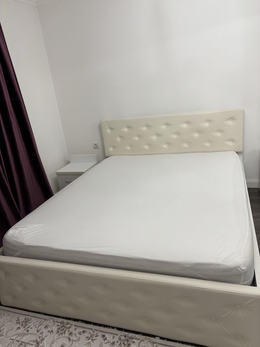 Mobila dormitor completa - pat, noptiere, masa de toaleta si birou