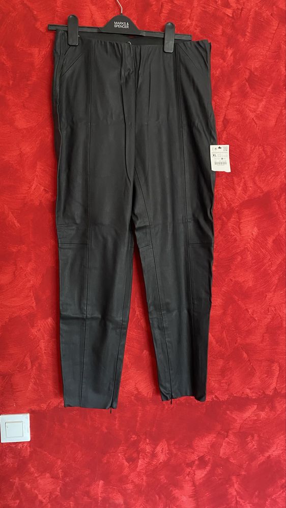 Pantaloni de piele