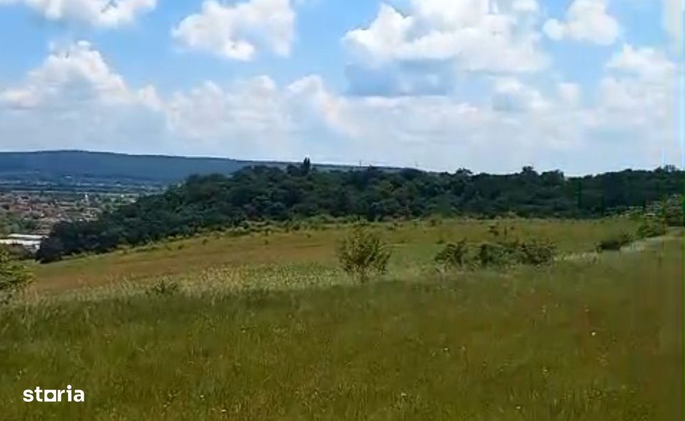 Teren intravilan de 2200 mp, Corunca, zona castelului, cu utilități.