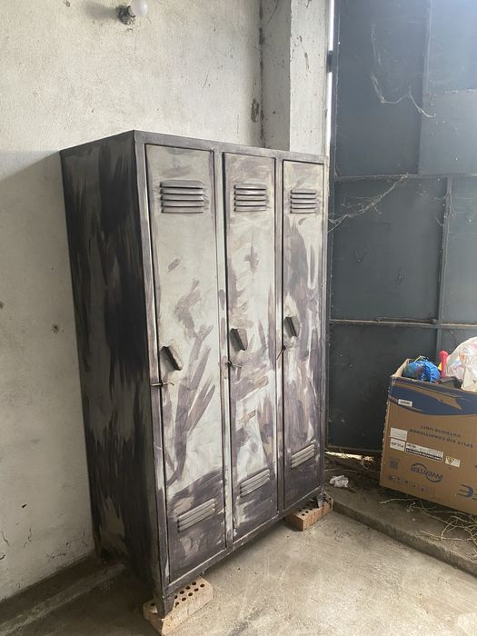 Продавам метален шкаф 3-ка