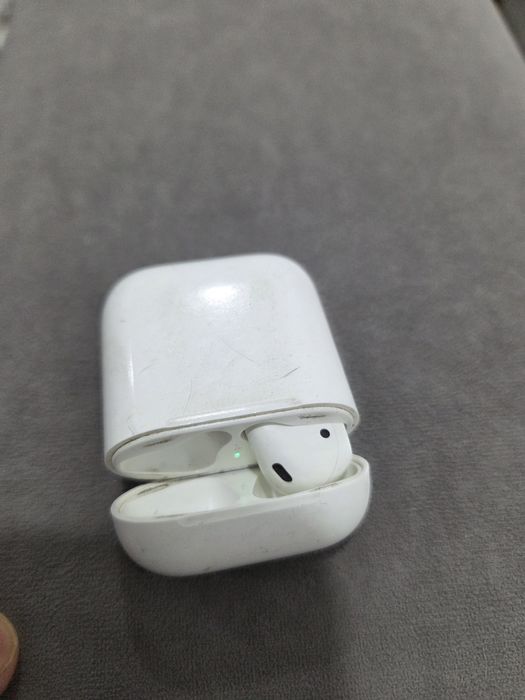 Оригинал айрподс 2 .  Кейс и один наушник только