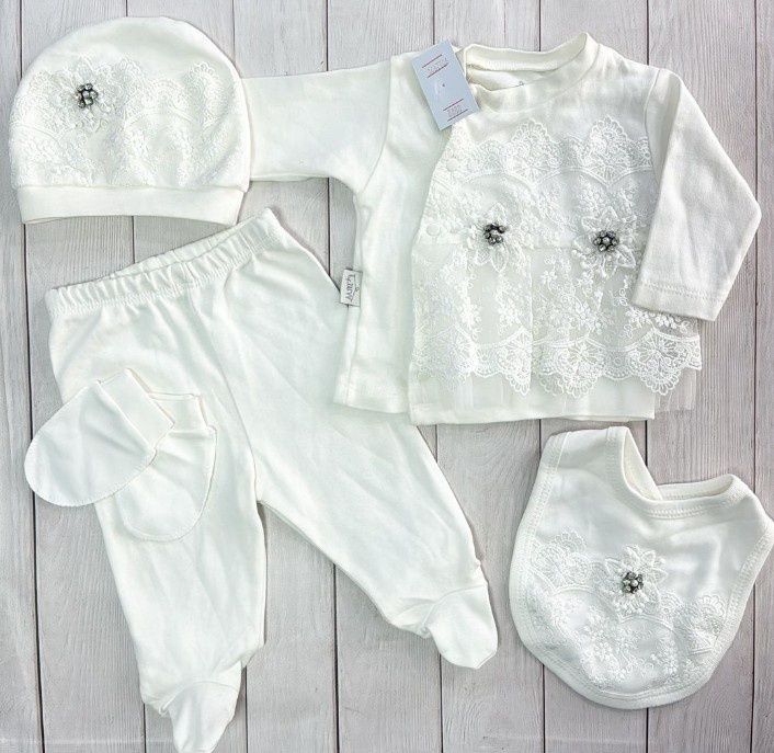 Продам костюмчик на выписку