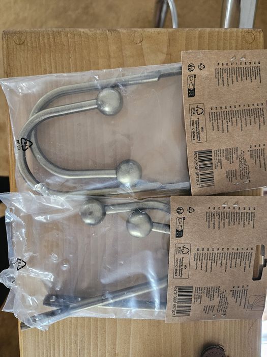 Două seturi de cârlige ptr perdele, noi