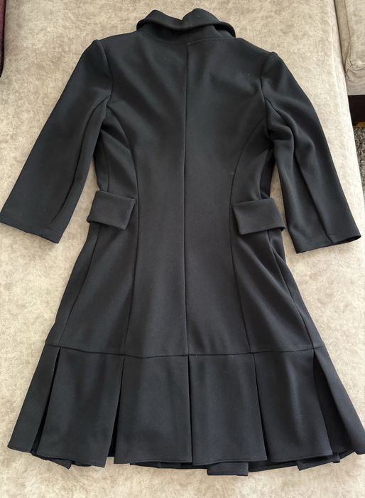 Черна рокля с декоративни копчета