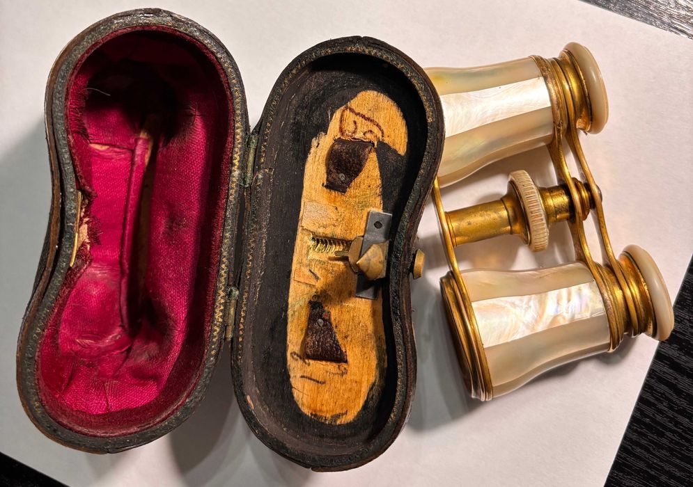 Binoclu antic din sidef si alama