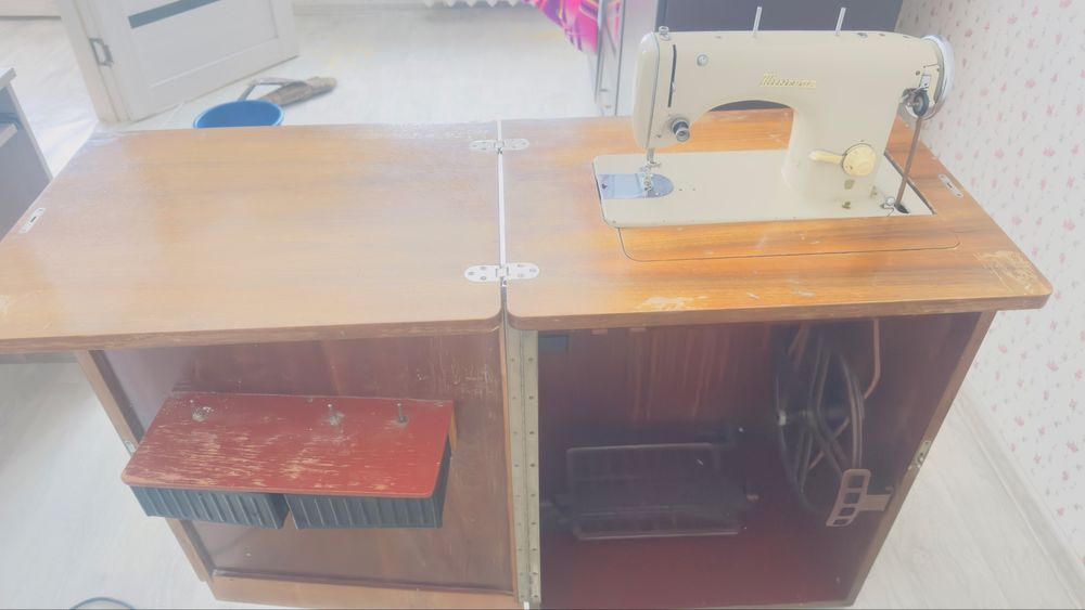 Швейная машина в со столом в комплекте