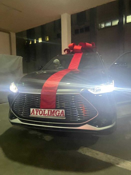 Подарочная лента и автобант на авто , надпись есть