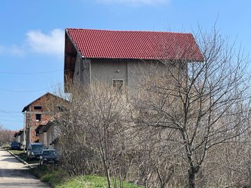 Масивна къща в близост до гр. Плевен - центъра на с. Радишево