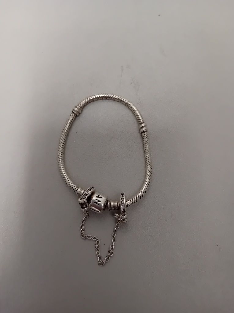 Ofer spre vânzare brățară Pandora originală cumpărată recent