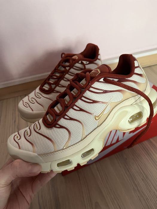 Adidasi Nike air max plus sail team red