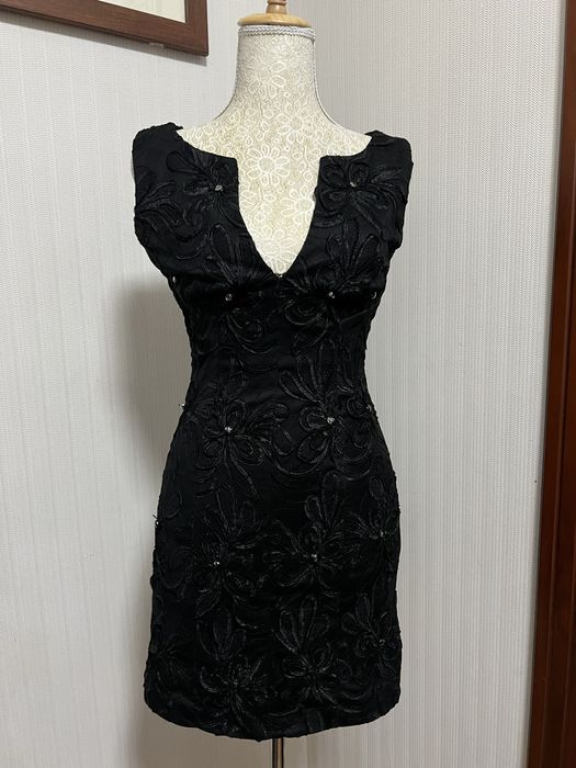 Чёрное вечернее платье.