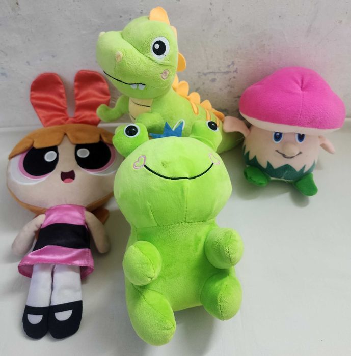 Игрушки - динозаврик, гриб, Суперкрошка и Царевна-лягушка,по 20000 сум
