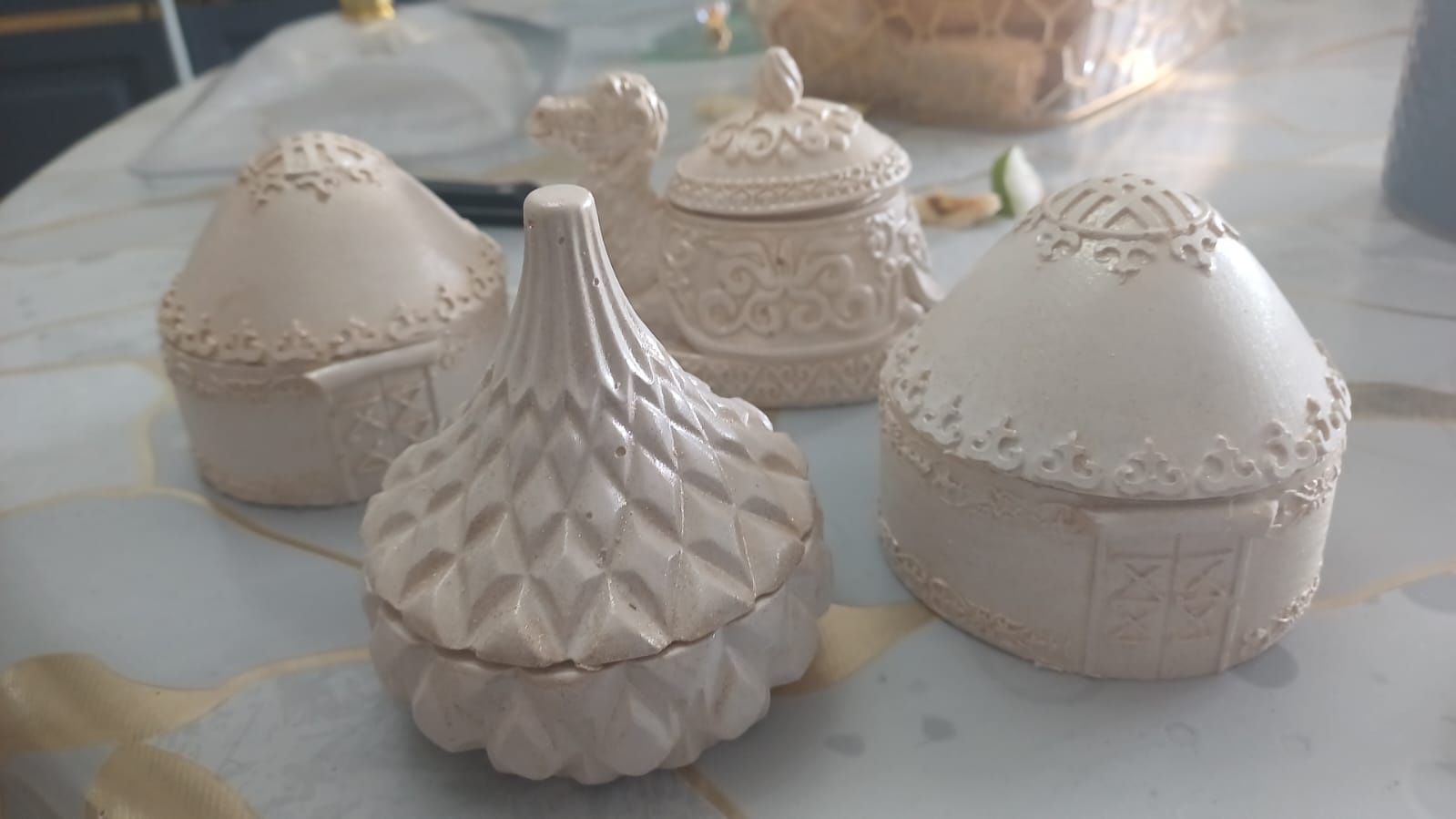 Тойбастар, Шкатулки из гипса