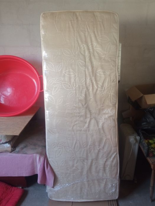 Продам матрац б/у вместе с кроватью.