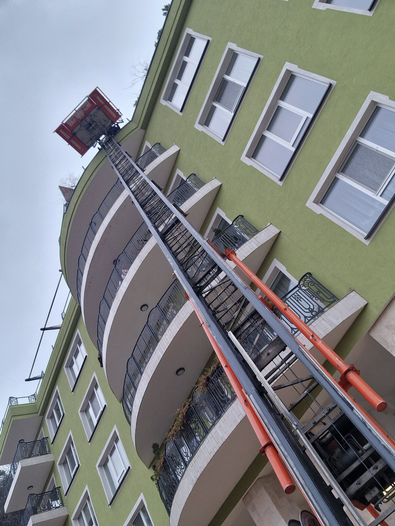 Nacela , girafa lift, înlocuiește macaraua,  pana la etajul 8