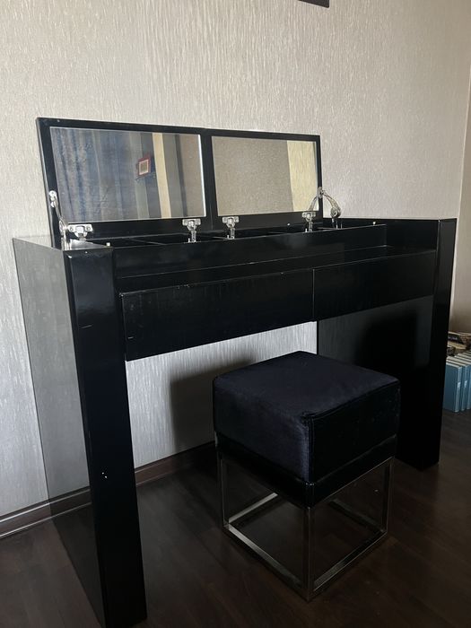 Столик с зеркалами и полочками и пуфиком