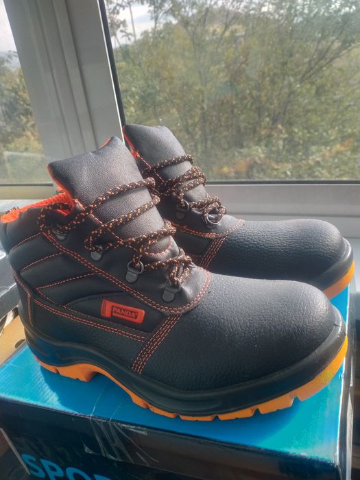 Продам спец обувь новая