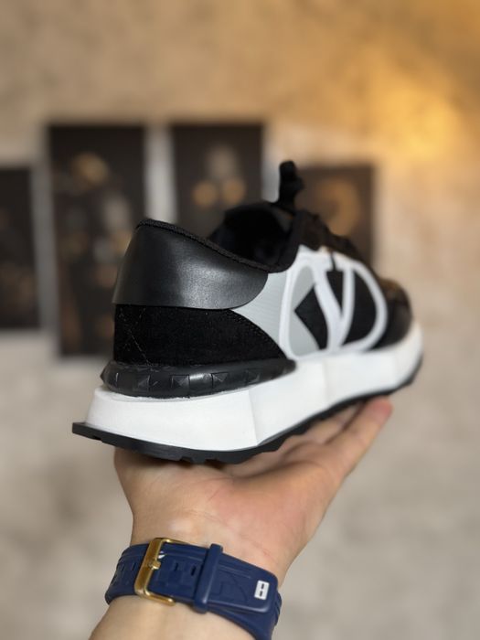Adidasi Barbati Valentino Garavani Black & White!