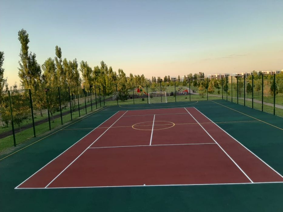 Укладка резиновой крошки. Резиновая покрытие. Тартан