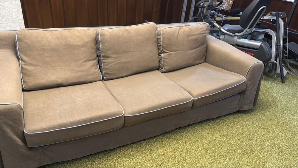 Продам диван, с чехлом