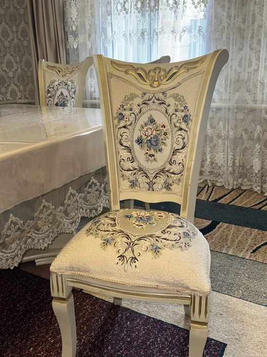 Стол с стулями почти новая  долго не пользовалась