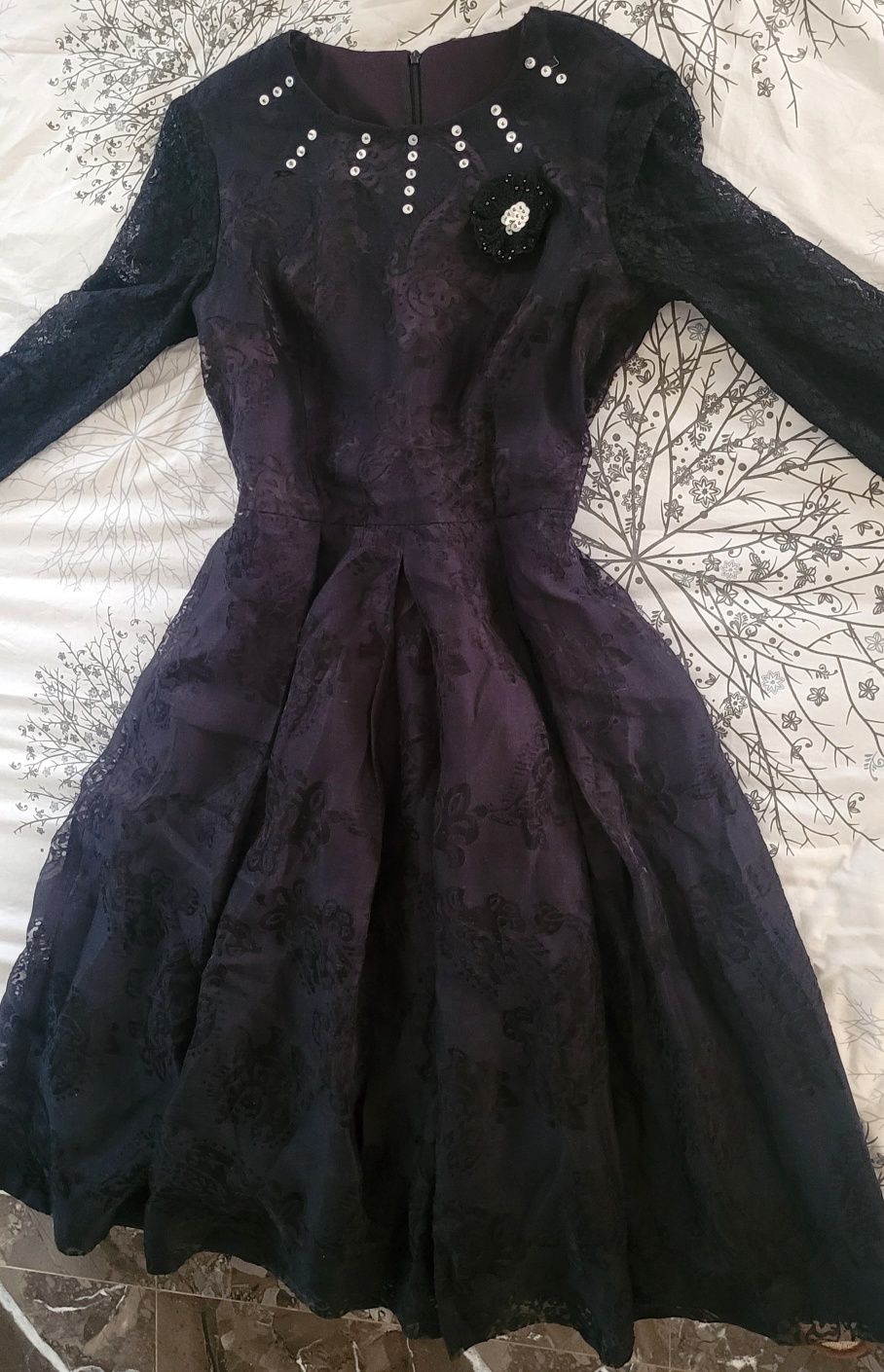 Rochie neagră cusuta la mână