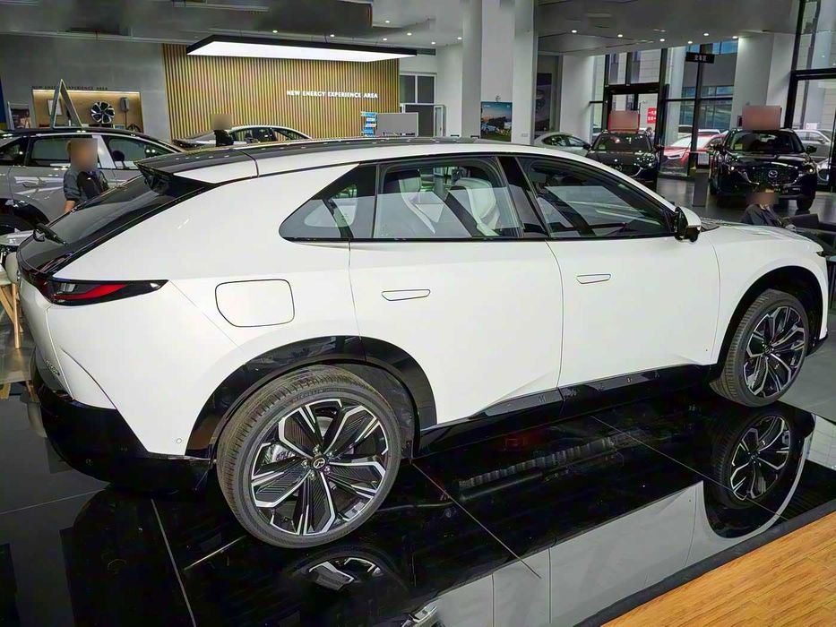 Mazda Ez 60 последовательный подзаряжаемый гибрид