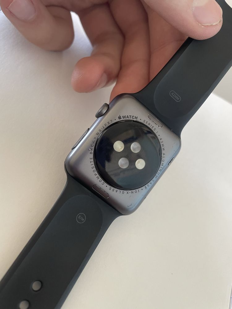 Продам Apple Watch 1