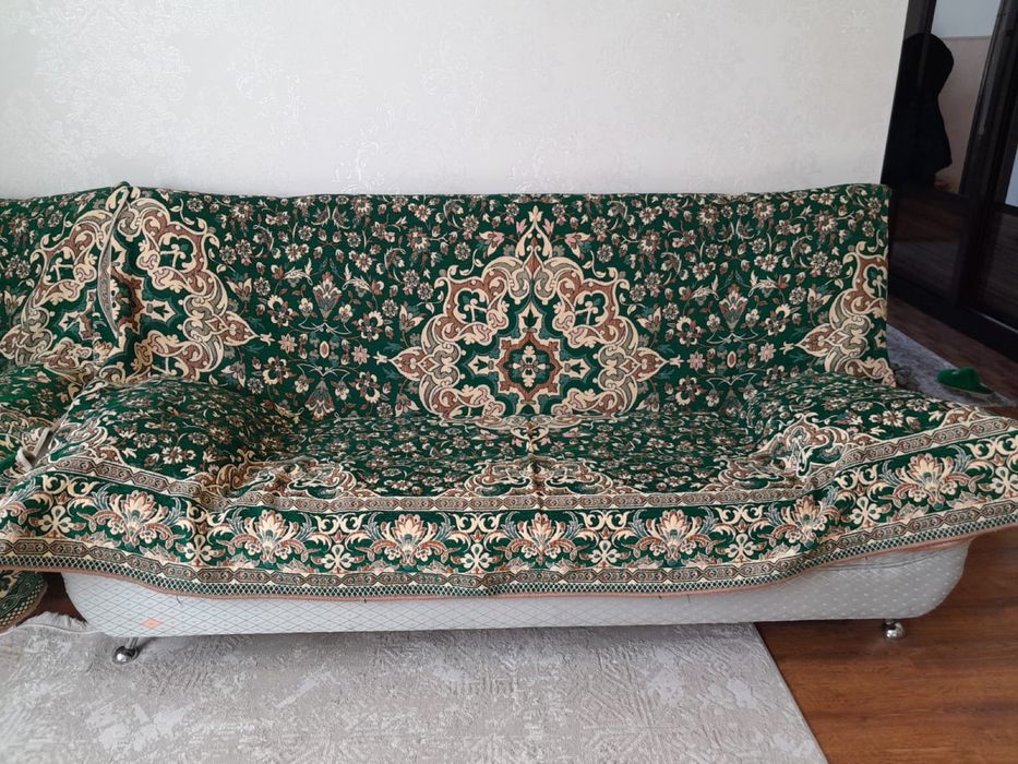 Продам мягкий диван с двумя креслами