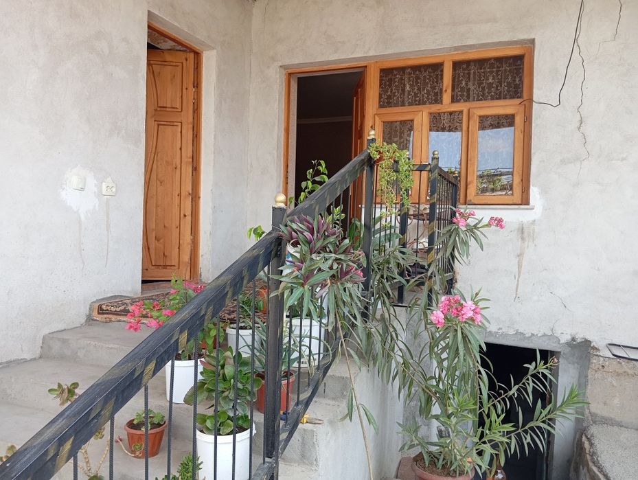 Uy sotiladi , tayyor yashashga trassani yonida oldida zapravkani yonda