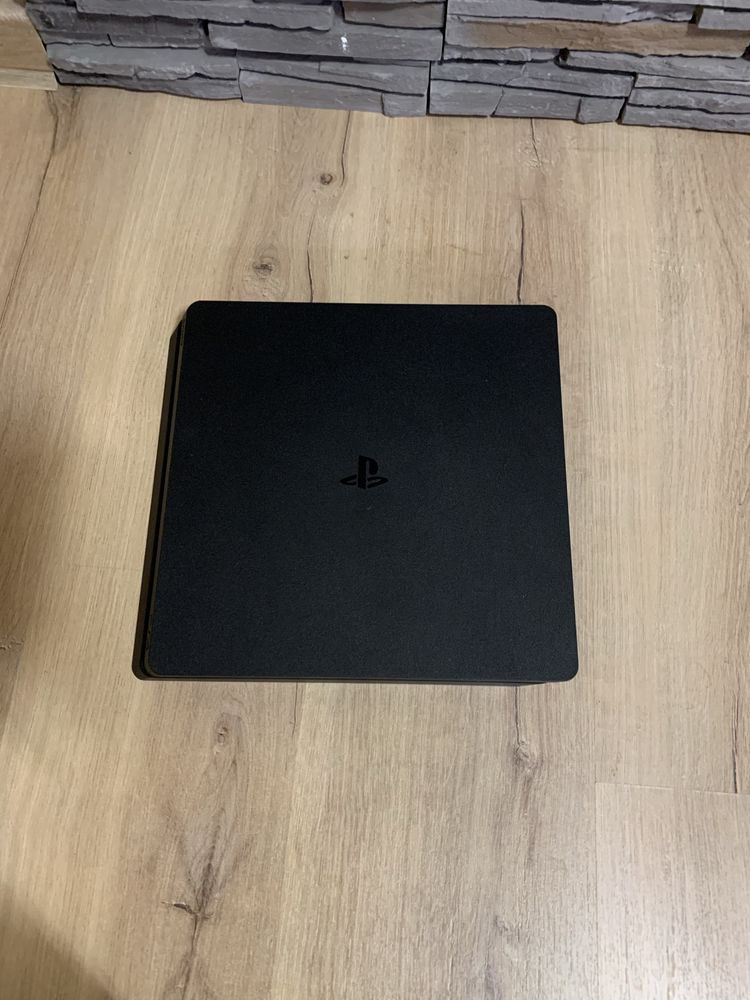 PlayStation 4 Slim 1TB в перфетно състояние!