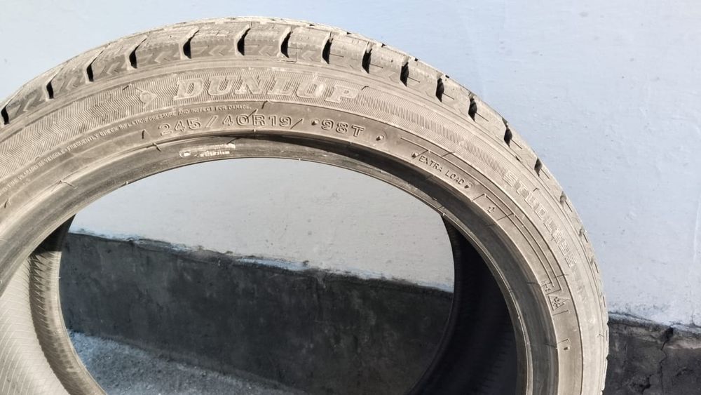 Продам комплект зимних шин 245/40R19 DUNLOP