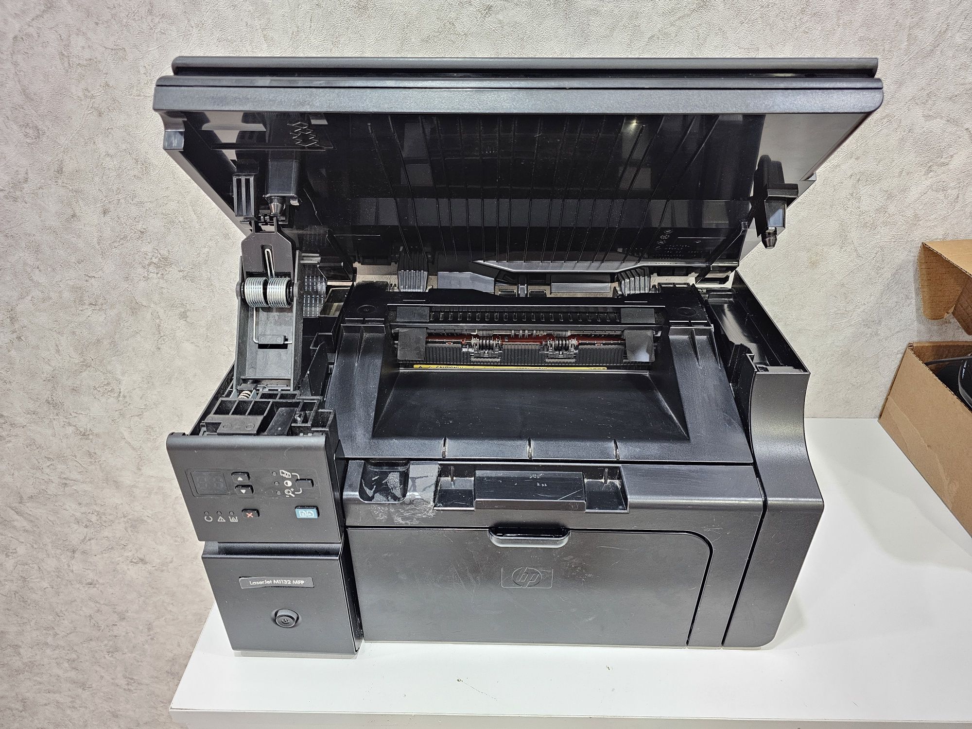 Принтер 3в1  HP M1132 MFP копирование печатает  сканер