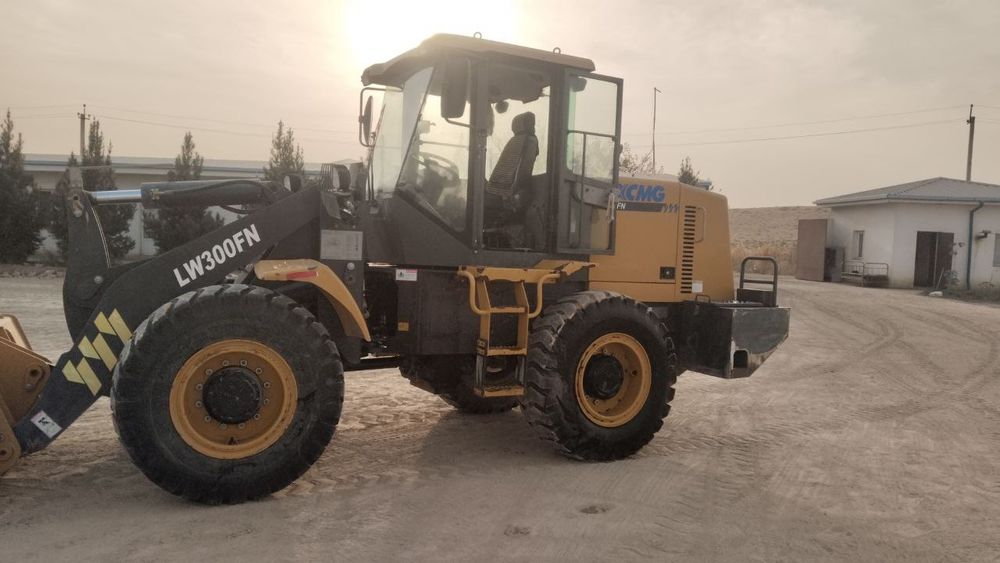 Фронтальный погрузчик LW 300 FN