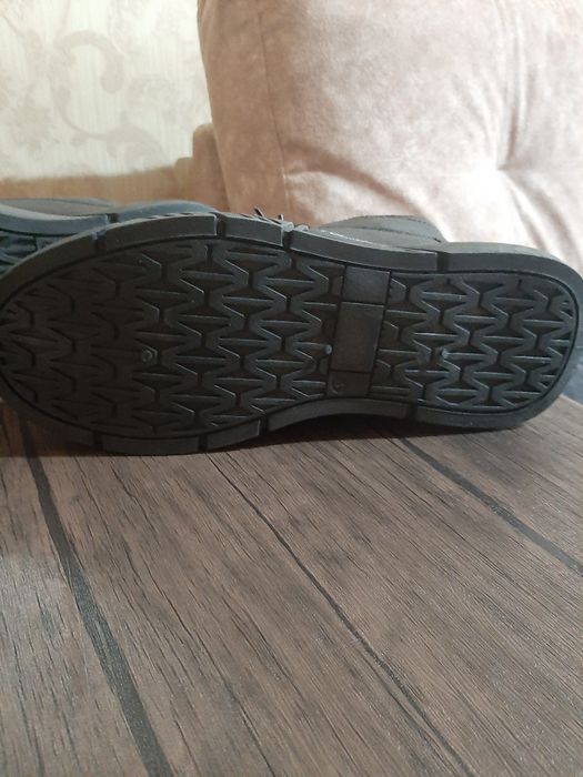 Ботинки новые,(43) размер,но подойдёт на (40) ни разу, не надёванные.