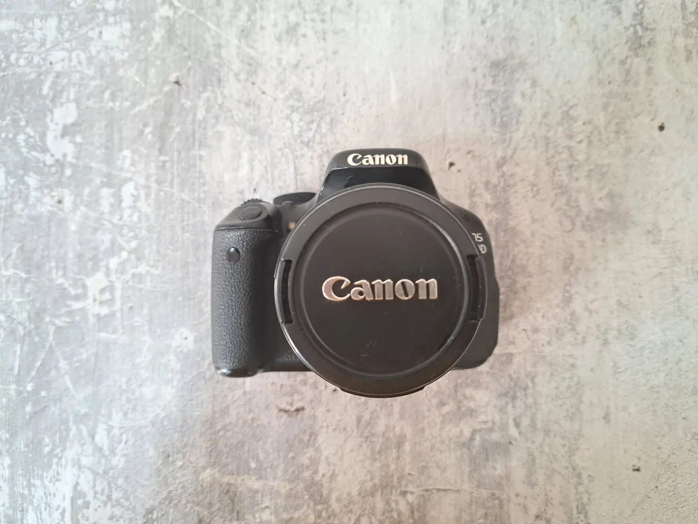 Продам зеркальный фотоаппарат Canon EOS 600D  (идеал)