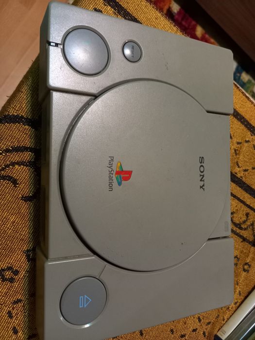 Playstation One functionabil in stare bună