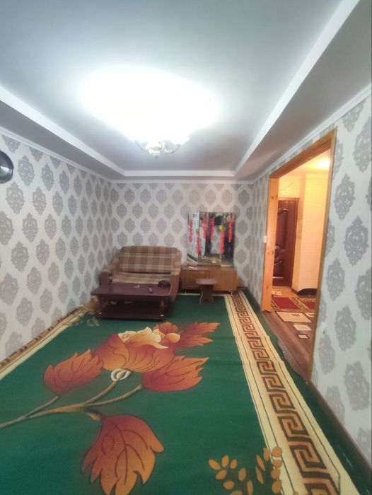 Vokzal bozor oldida joylashgan
