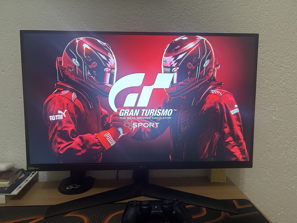PS4 PRO 1 TB в отлично състояние