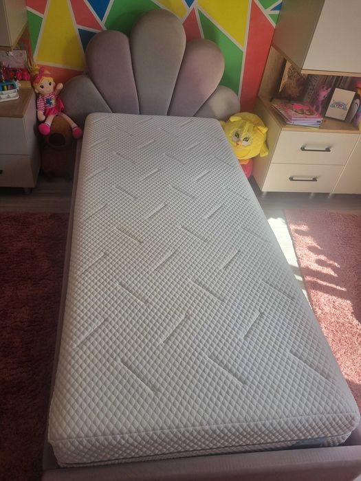 Pat pentru fete 90×2000! Se vinde cu toate accesoriile!