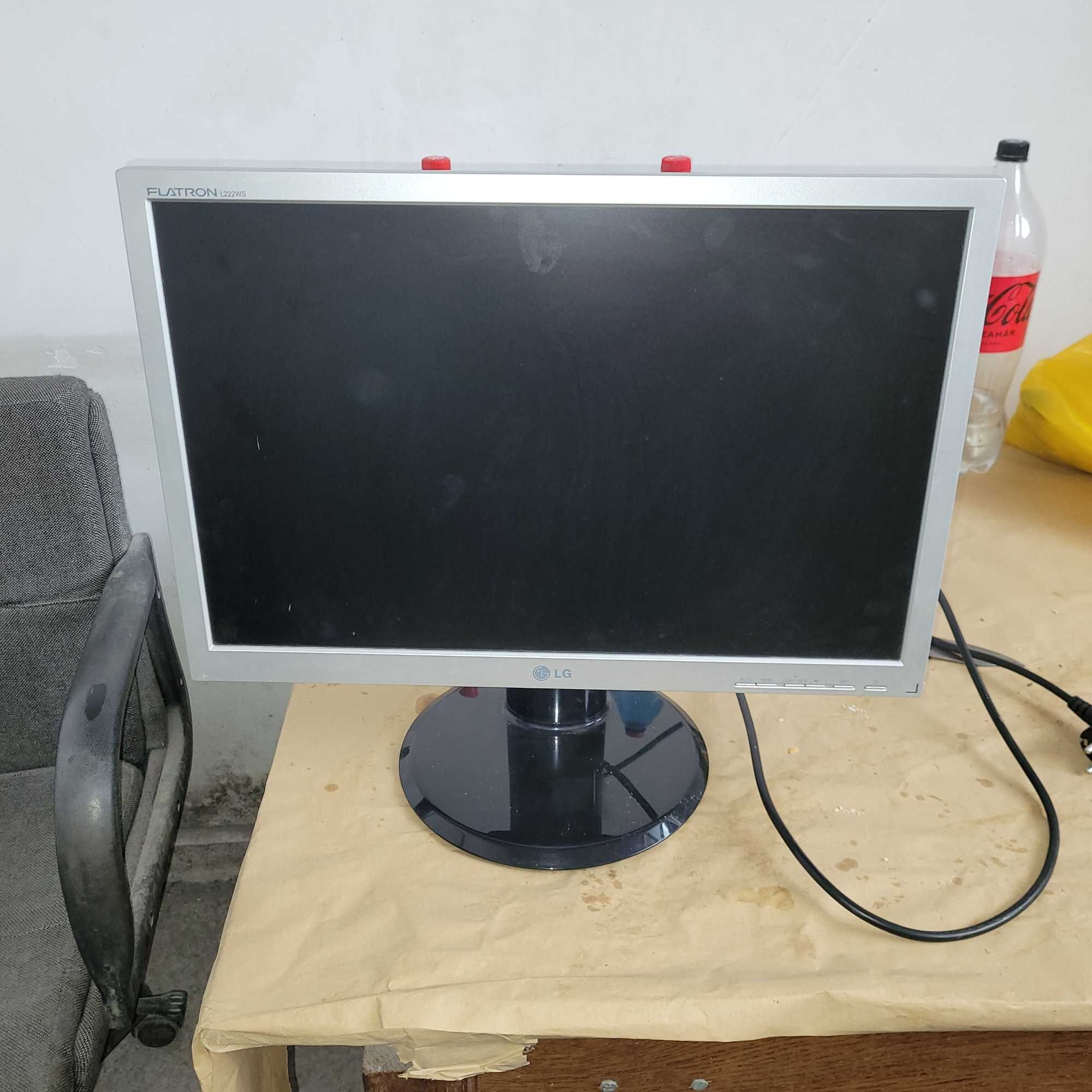 Monitor LG FLATRON L222ws. 150 ron.