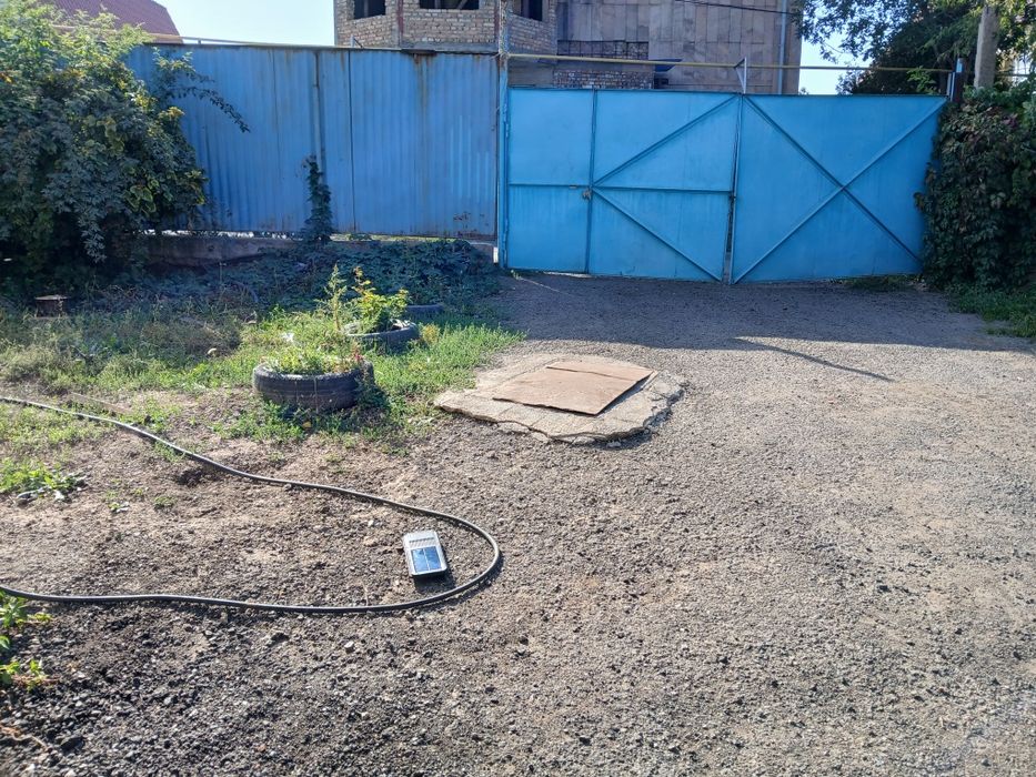 Продам дом. Медеуский район. Двухэтажный. Состояние среднее.