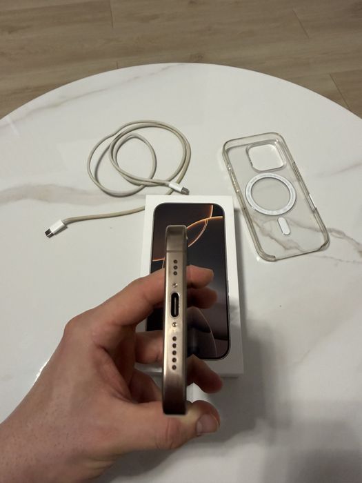 Vand iphone 16 pro dessert 256 impecabil