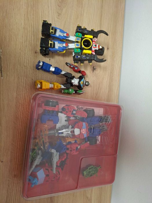 Vand lot cu 3 jucarii Transformer