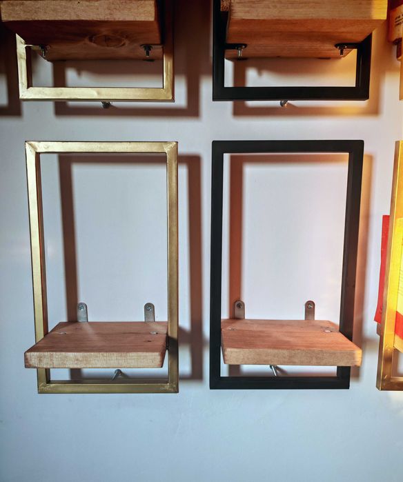 Rafturi suspendate din lemn și metal – design industrial by Wall Tale