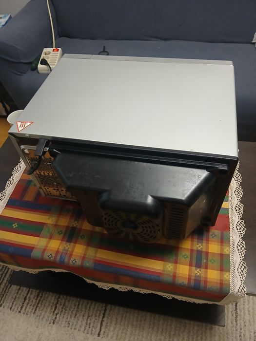 Vând cuptor cu microunde Sharp