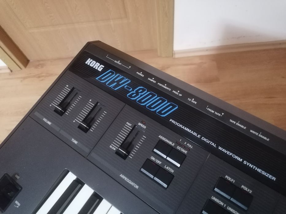 Korg DW8000 Yamaha CS1X și pian sintetizator orga